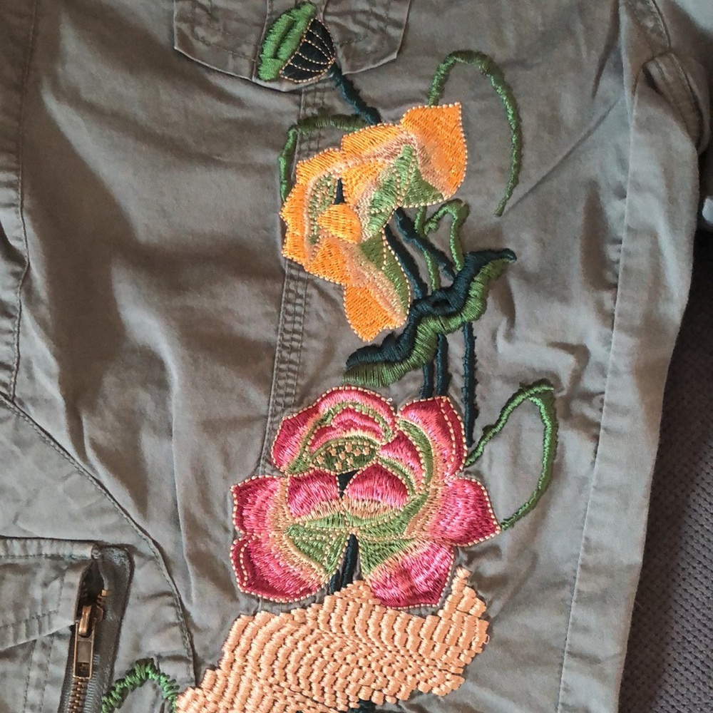 Candies embroidered Bermuda shorts+ gap tshirt